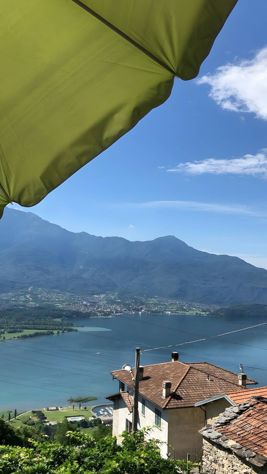 Ganze Wohnung, Ferienwohnung '1' mit Blick auf den See, Gemeinschaftspool und Wi-Fi in Burano (Montemezzo), Montemezzo