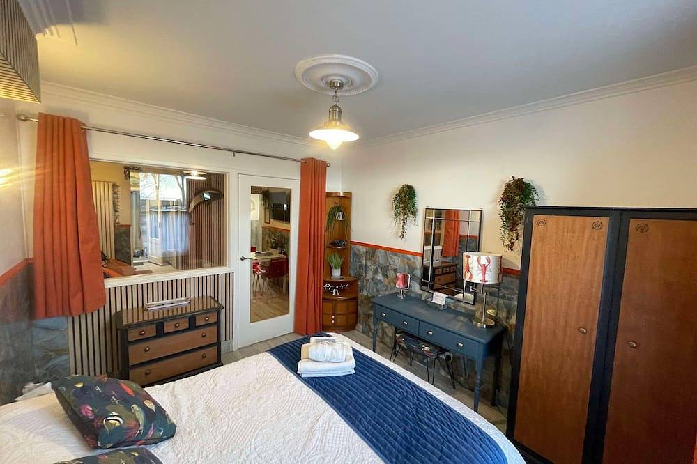 Entire apartment, \"The Nautical\" Pet Friendly Seafront Apartment in Eastbourne, East Sussex