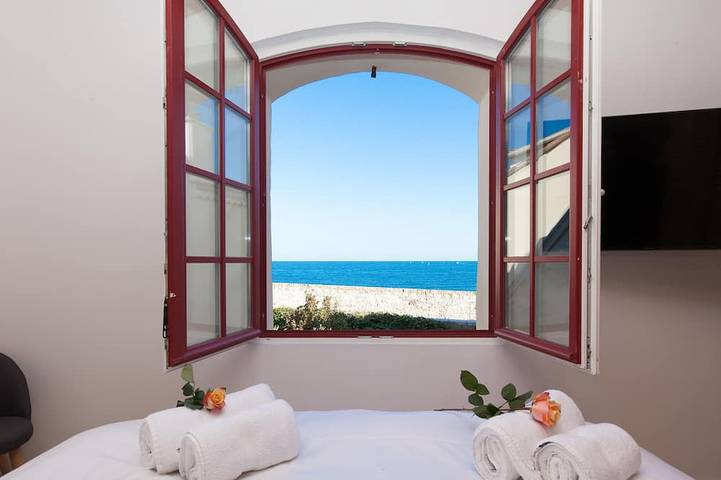 Ganze Wohnung, Sea View Retreat · Old Town Antibes · 3Br Home with Terrace & Jacuzzi in Antibes, Mittelmeerküste (Frankreich)