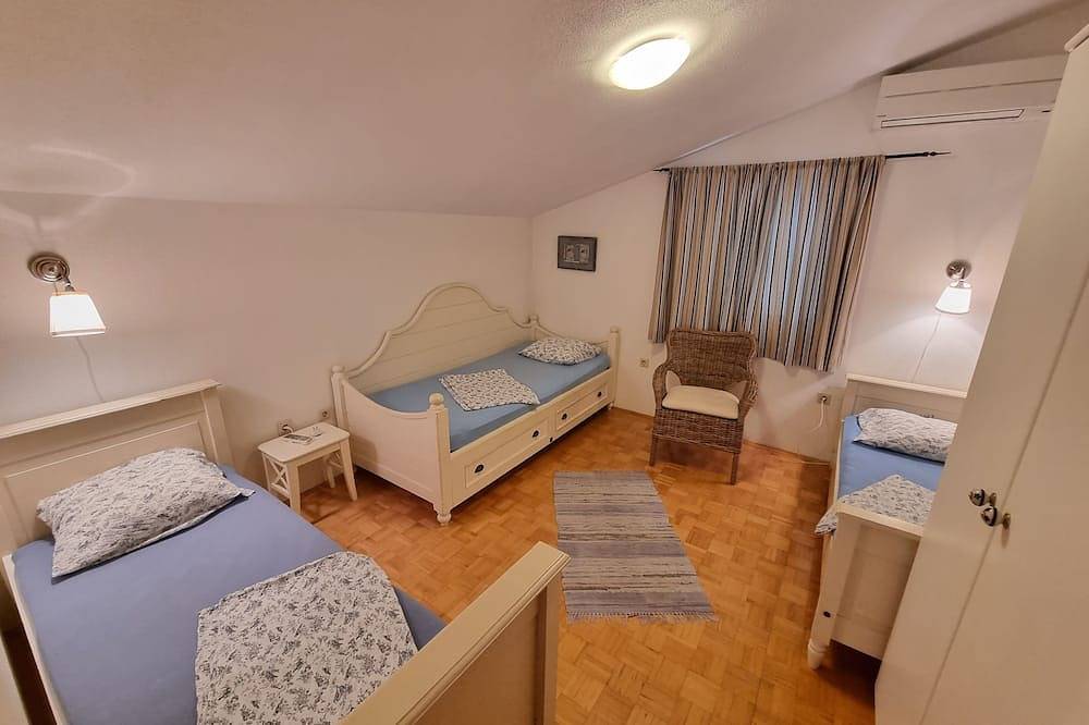 House w/panorama view, swimming pool. Walking distance to beach, old city Trogir in Trogir, Ciovo