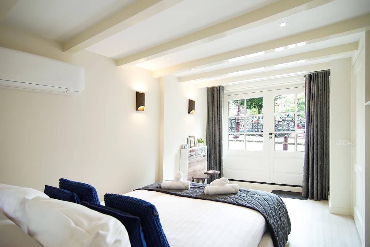 Entire holiday apartment, The Jordaan - Canal Souterrain Studio in Jordaan, Dutch Coast