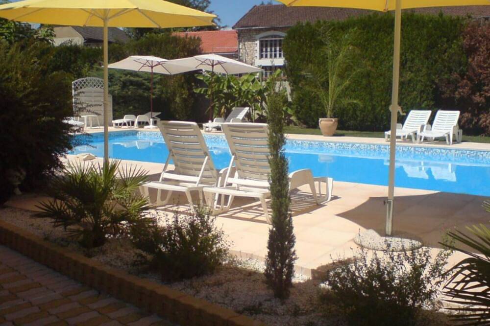 Apartamento entero, T3 apartment with pool for 4/6 people in Souillac, Lot