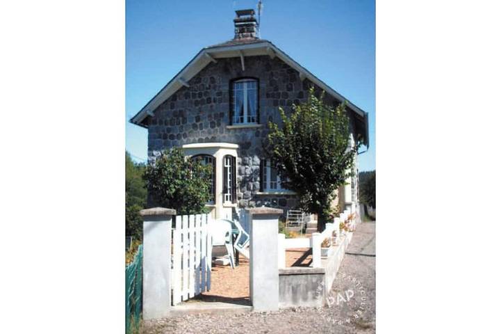 Gîte pour 6 personnes, avec Terrasse à La Roche-Canillac