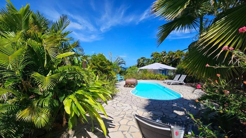 Appartement de vacances pour 4 personnes, avec piscine et terrasse ainsi que jardin et vue