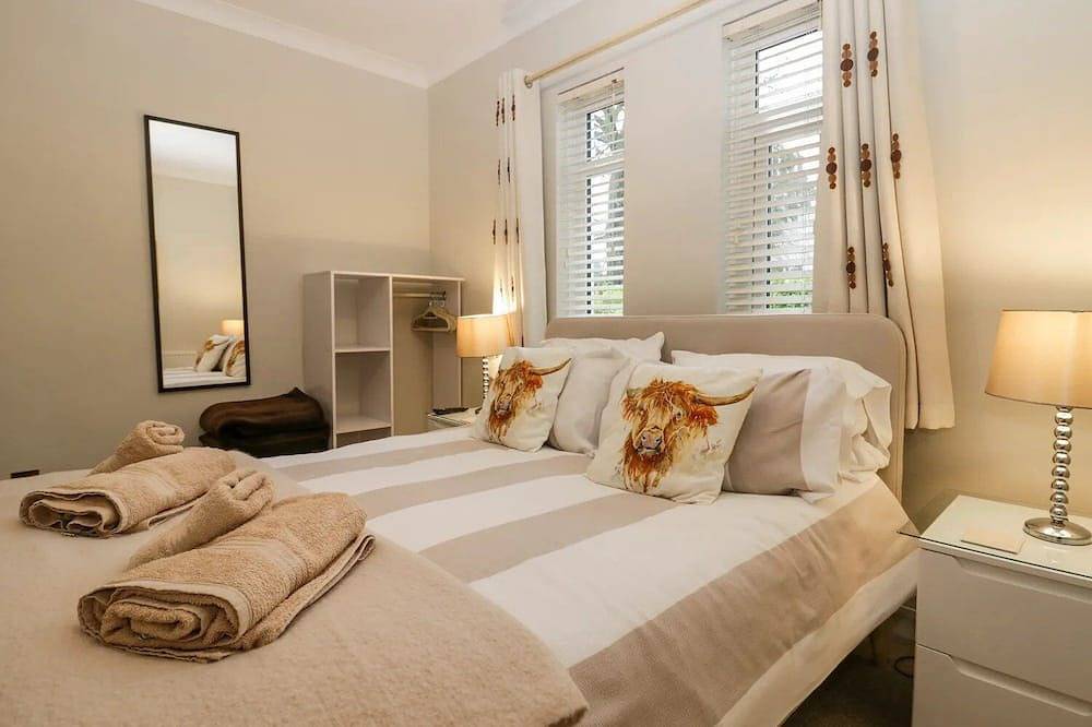 Windermere spacious 4 bed 4 bath house, parking & 5 mins walk to village & Lake in Bowness-on-Windermere, Lake District