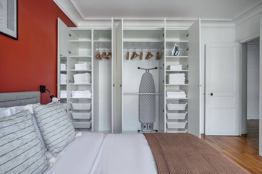 Entire apartment, Blueground | Anatole-France, family area, nr shops in Levallois-Perret, Hauts-de-Seine