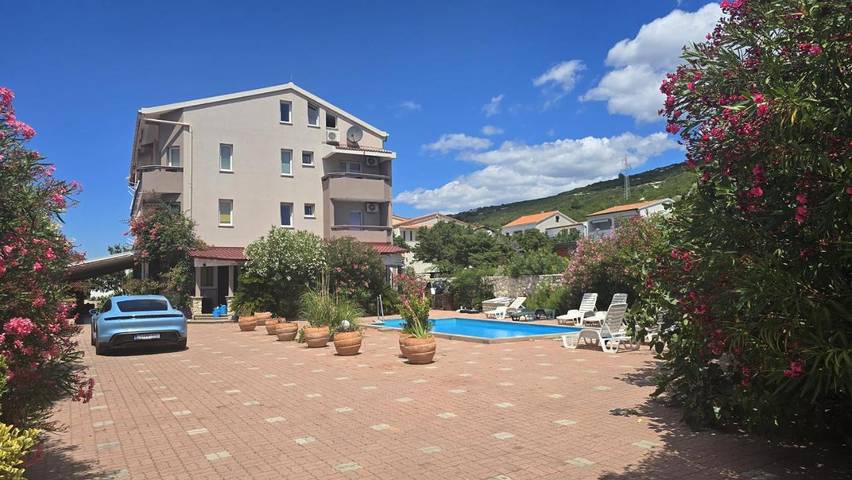 Ferienwohnung für 8 Personen, mit Terrasse und Ausblick sowie Pool und Garten - 1