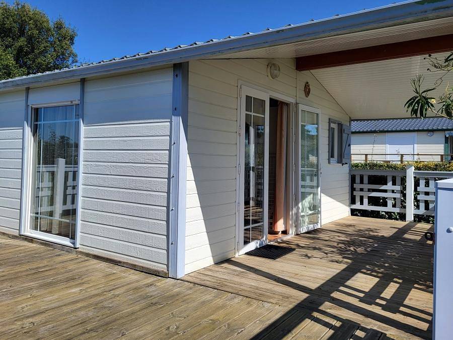 Camping du Domaine de l'Auzance - Chalet 4 persons - Confort 2 Cha 40m2 with covered terrace in Brem-sur-Mer, Loire Valley