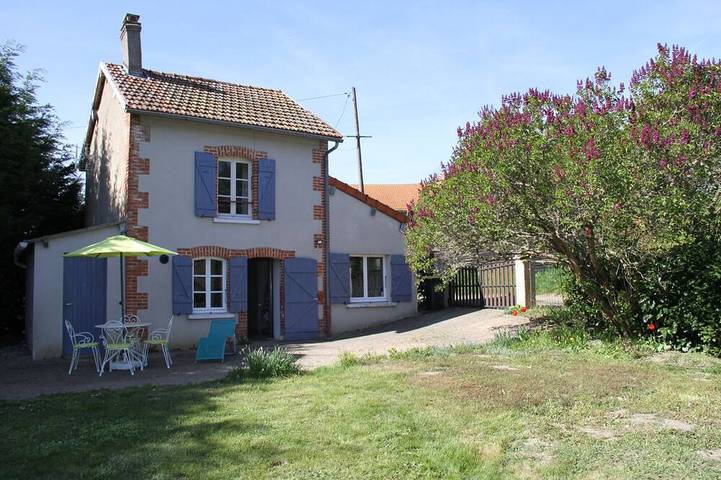 Gîte pour 4 personnes, avec jardin ainsi que piscine et terrasse dans Queuille