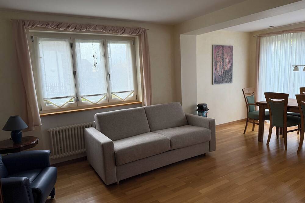 Ganze Wohnung, Charmante und ruhige Ferienwohnung mit Panoramablick auf die Berge in Ringgenberg, Berner Oberland