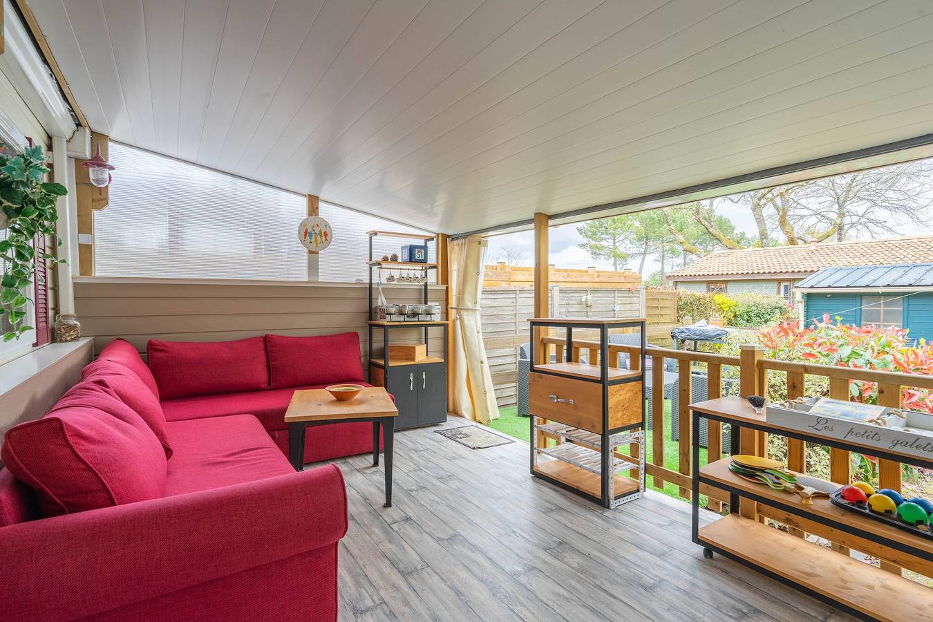 Mobil-home proche Royan-Oléron avec piscine partagée, terrasse privée et climatisation in Saint-Sornin, Région de Rochefort