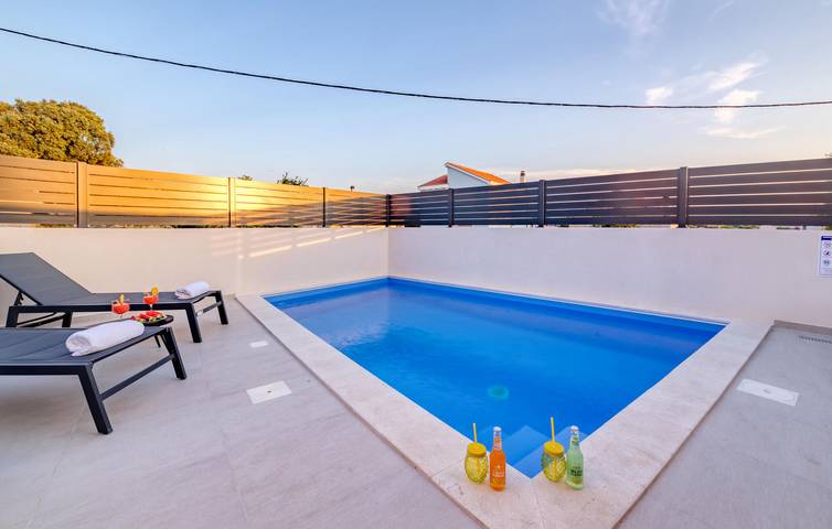 Reizende 2-Zimmer-Wohnung mit Pool, WLAN und Terrasse in Küstennähe in Pridraga, Donji Karin