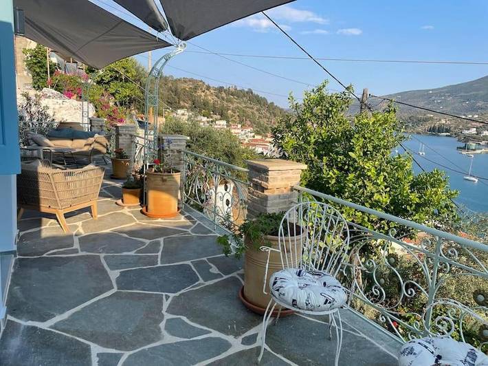 Gîte pour 2 personnes, avec Balcon et Terrasse ainsi que Jardin et Vue dans Poros - 4