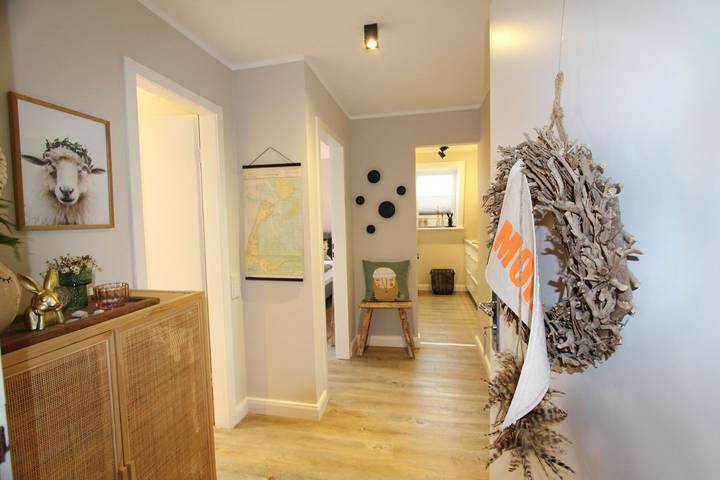 Ganze Wohnung, Frisch renoviertes Obergeschoss-Appartement mit liebevollen maritimen Details in Wenningstedt, Sylt