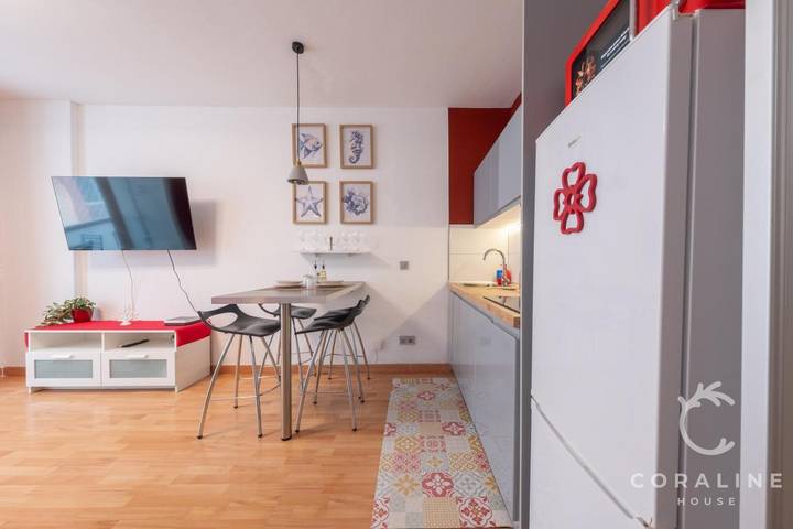 Entire apartment, Vacation Apartment 'Coraline House' with Balcony and Wi-Fi in Las Palmas de Gran Canaria Centre, Las Palmas de Gran Canaria