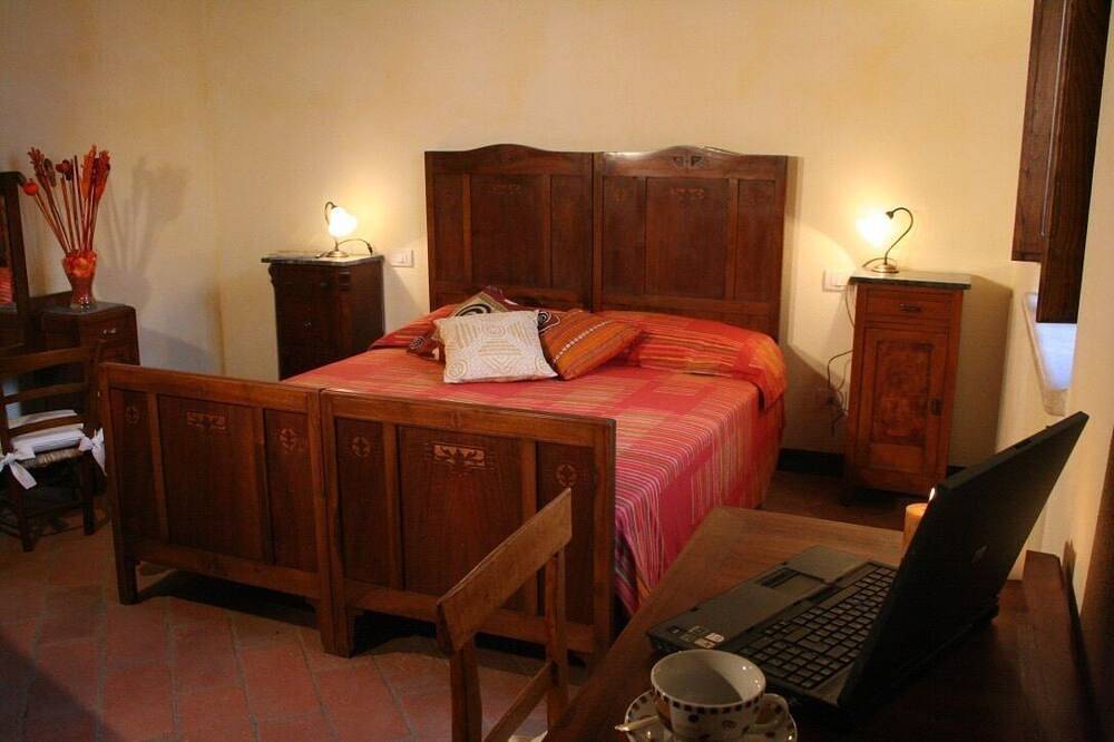 Apartment in farmhouse with swimming pool, a stone's throw from the village. in Monteroni d'Arbia, Siena Provinz
