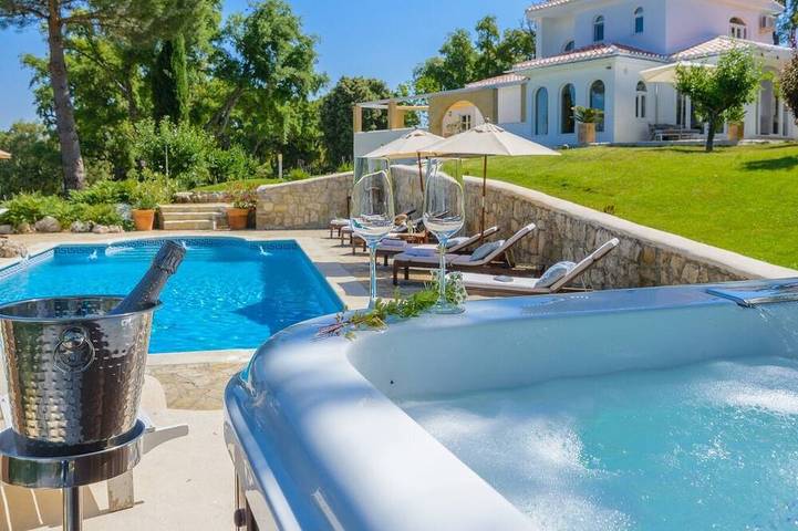Villa for 8 people, with garden and hot tub - 1
