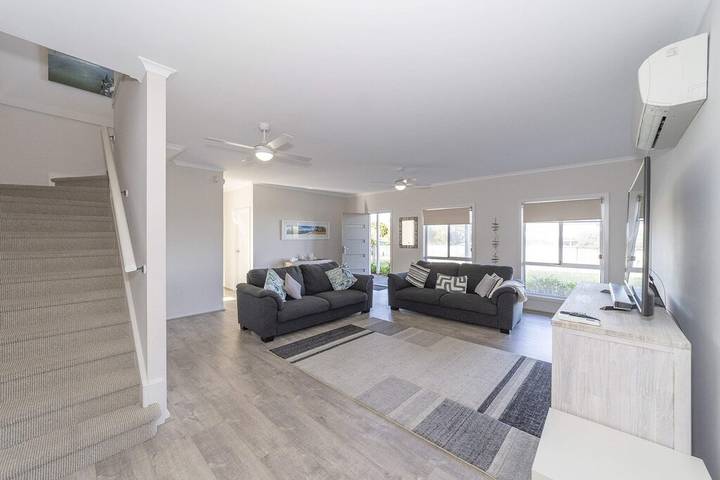 Holiday home for 12 people, with balcony and garden in Middleton (South Australia)