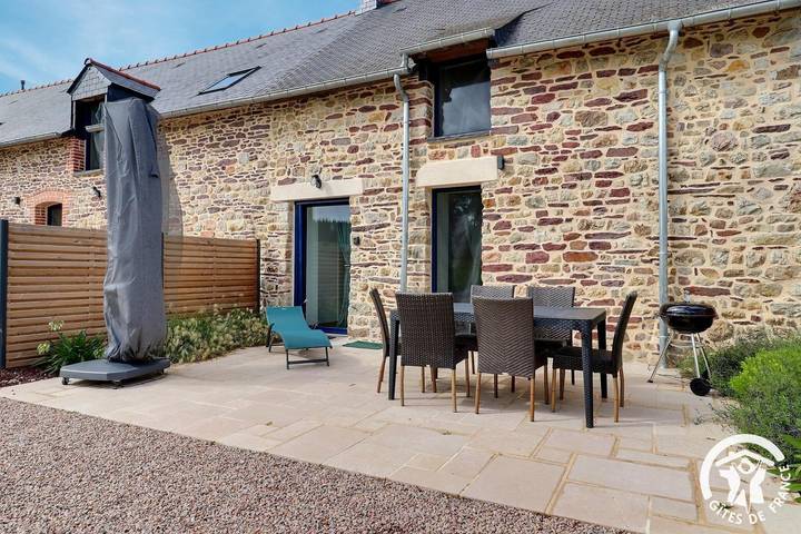 Gîte pour 4 personnes, avec Terrasse et Jardin ainsi que Piscine et Vue à Montfort-sur-Meu