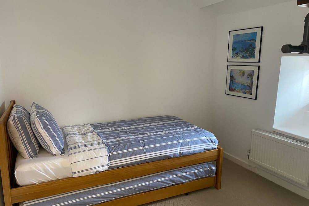 Beautiful cottage, newly decorated in the heart of Nottage village in Porthcawl, Bridgend region