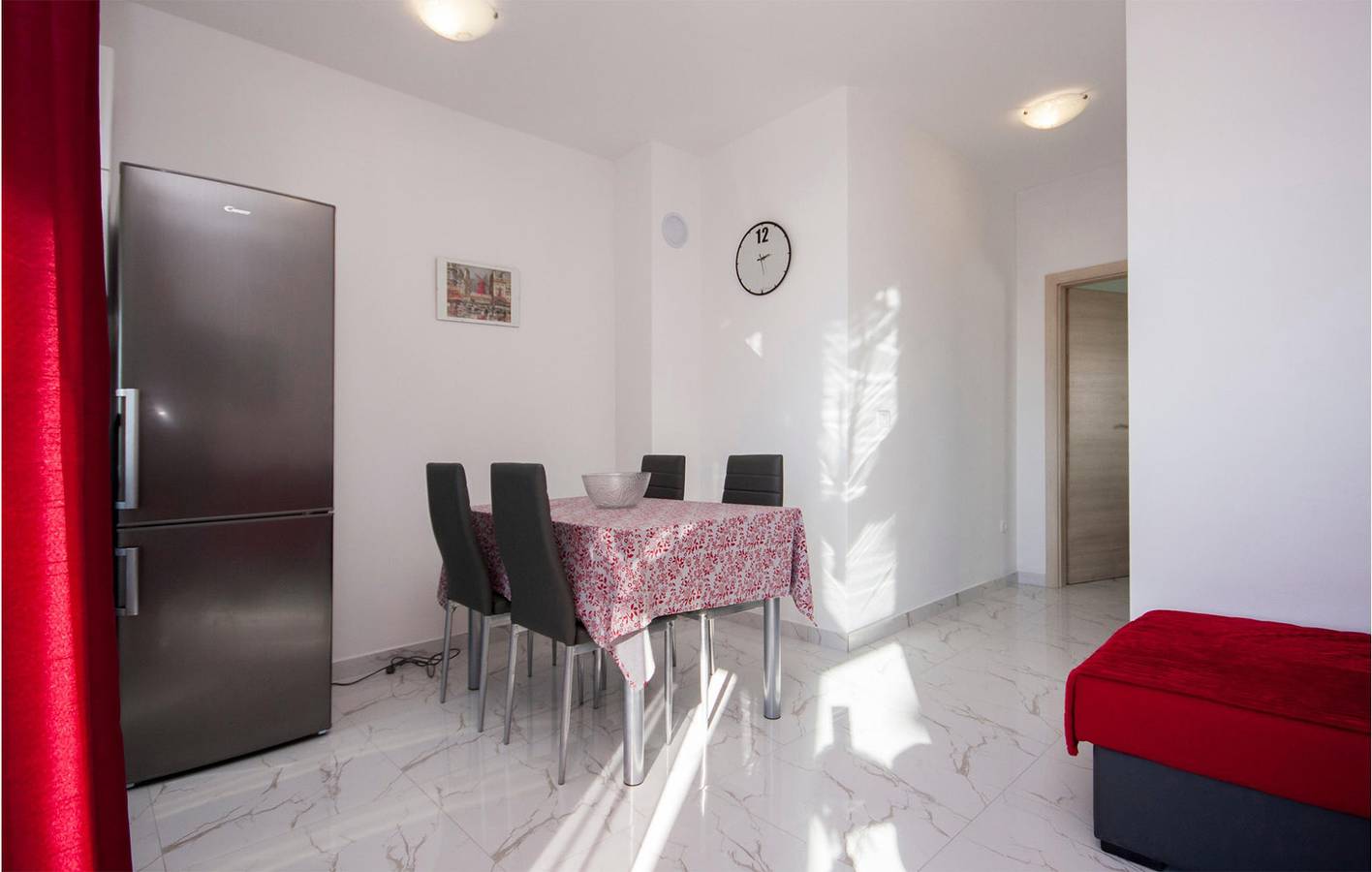 Apartamento vacacional entero, Apartamento con vistas al mar, terraza, cocina y Wi-Fi, a 1 km de la playa. in Razanj, Condado de Šibenik-Knin