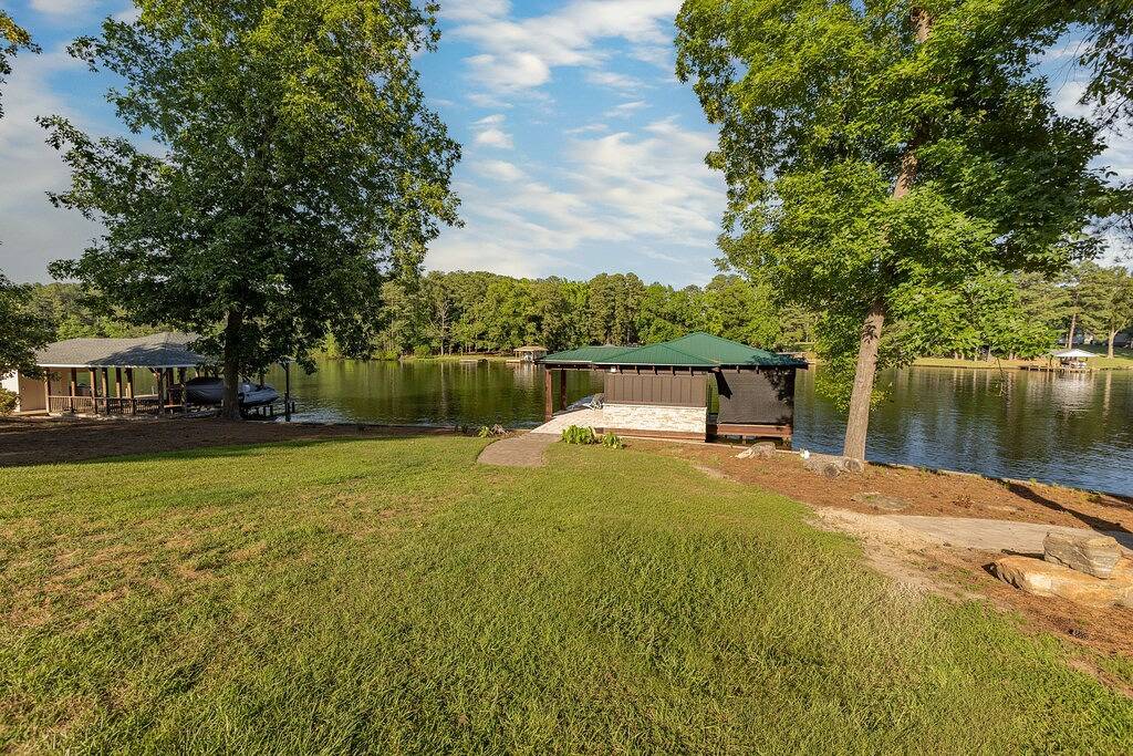 Luxury Lakeside Cabin - A Stone's Throw in Lake Gaston