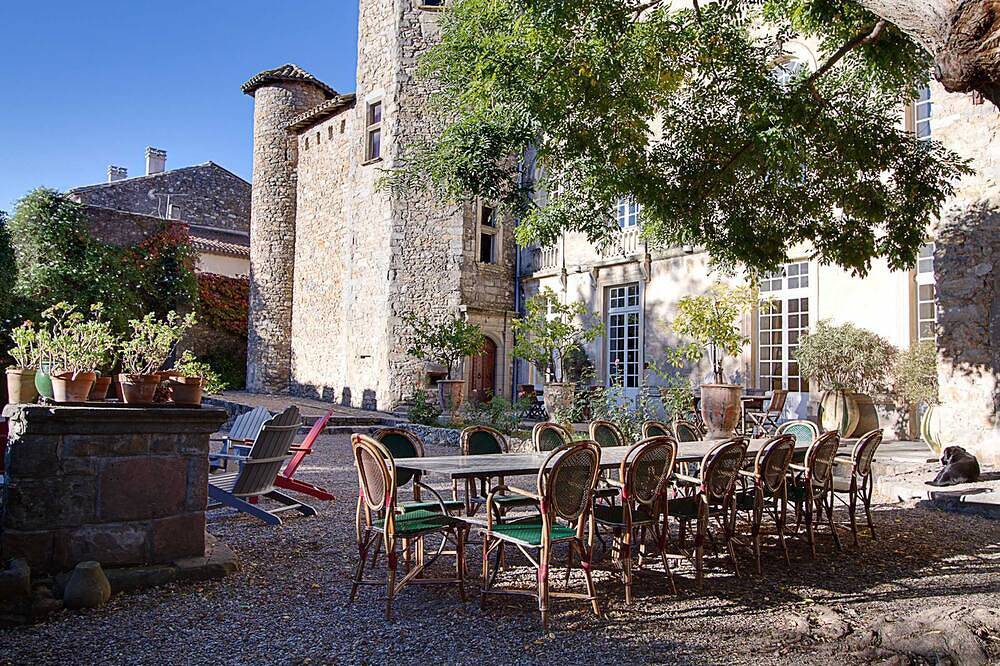 Château historique en Languedoc,18 pers, parc de 2 ha avec piscine tennis in Agel, Côte méditerranéenne (France)