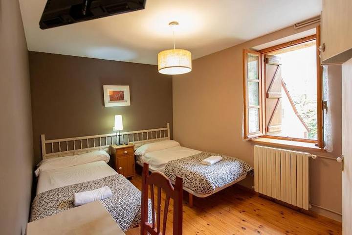 Maison d’hôte pour 3 personnes, avec terrasse et vue dans Casau - 2