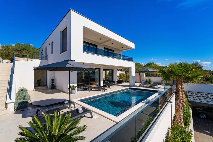 Holiday rental for 9 people, with ocean view and garden as well as sauna and pool, child-friendly in Zadar