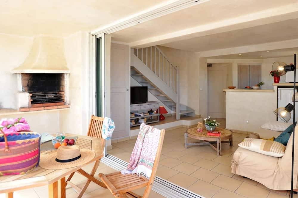 Entire apartment, Charming flat with its feet in the water in San Ciprianu, Lecci