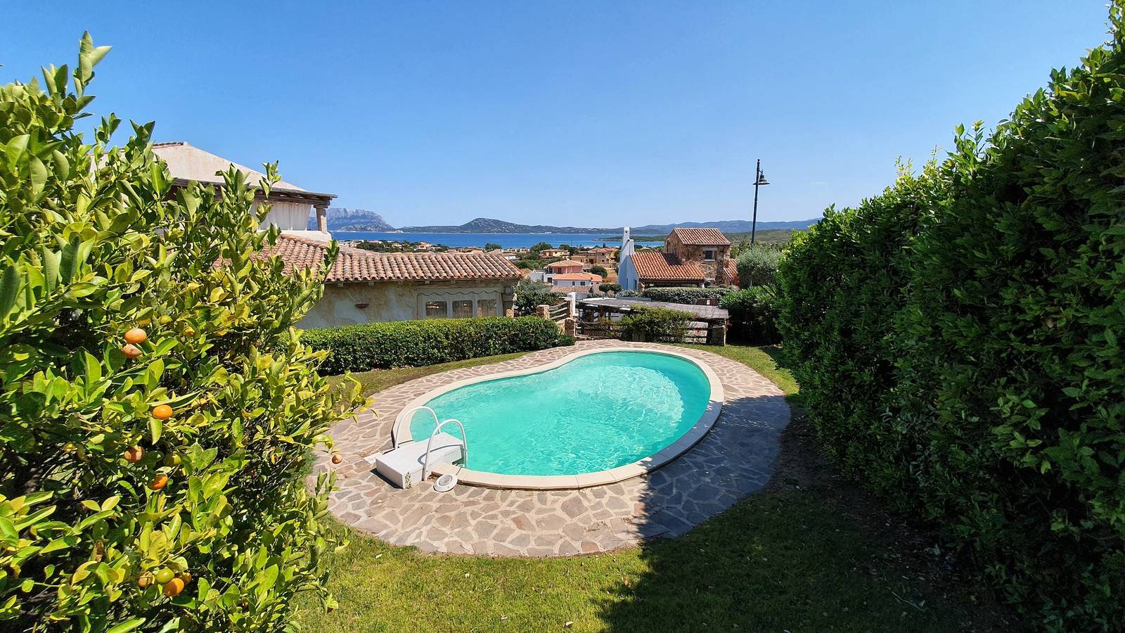 Villa con piscina privada y vistas impresionantes al mar in Moriscu, Pittulongu