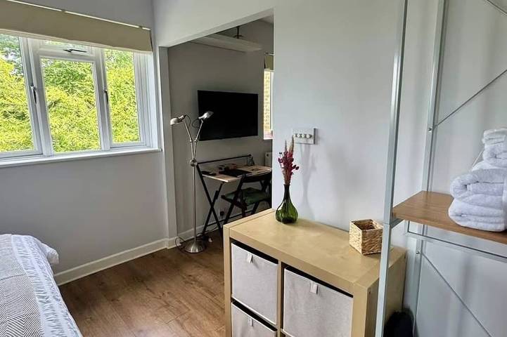 Ganze Wohnung, Charming village apartment in Surrey England in Spelthorne, Surrey