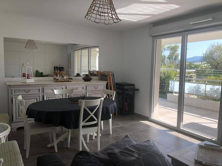 Appartement entier, Two-Bedroom Apartment in Puget-sur-Argens, Côte méditerranéenne (France)