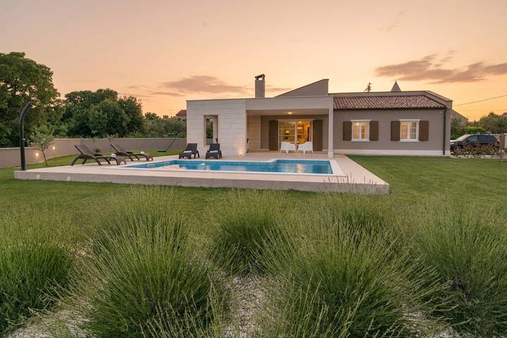 Villa pour 6 personnes, avec piscine ainsi que terrasse et jardin à Kavran - 2