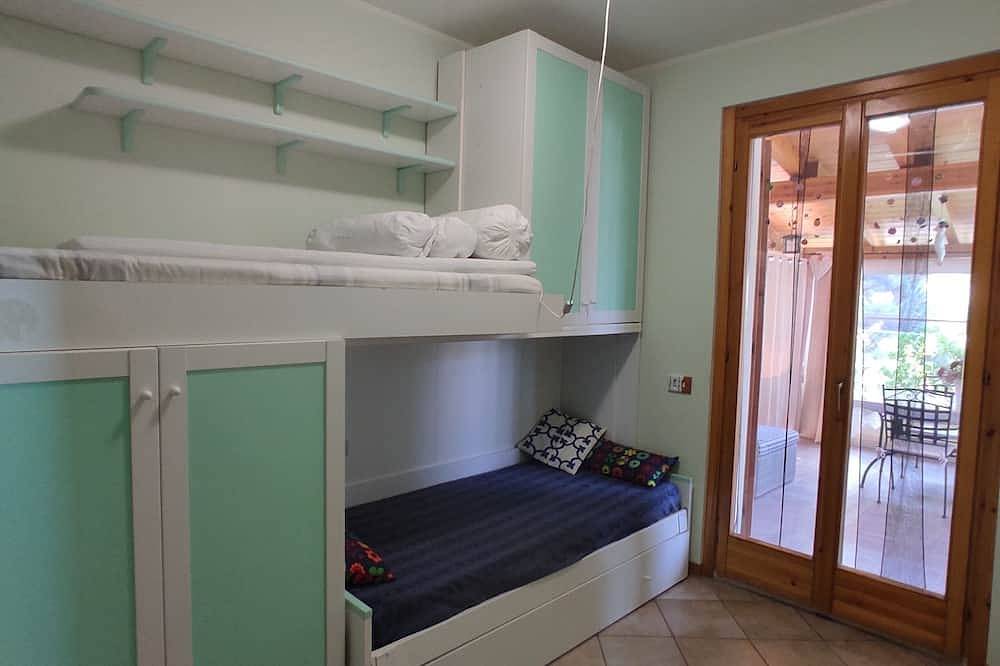 Villino del Sorriso-Three-room apartment near the sea and services, garden, parking space in Marcelli, Riviera del Conero