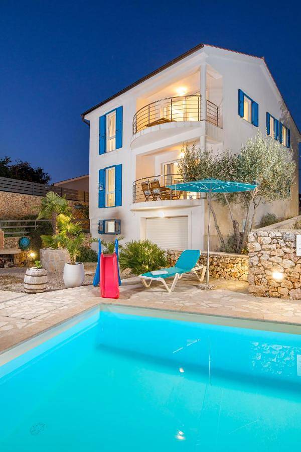 Ferienwohnung für 8 Personen, mit Balkon und Terrasse sowie Pool und Ausblick