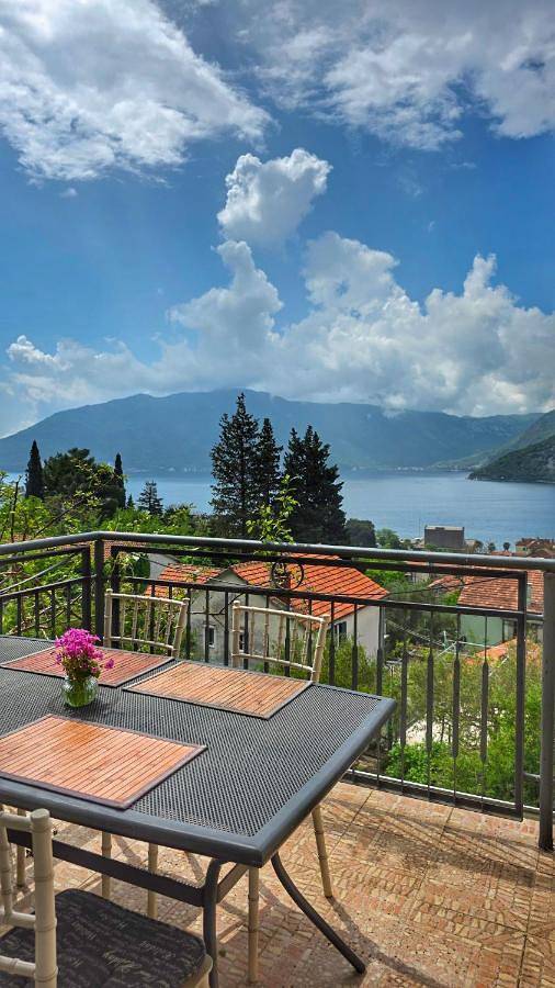 Location de vacances pour 6 personnes, avec jardin et vue, animaux acceptés dans Risan