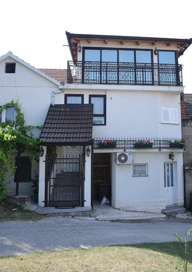 Villa pour 6 personnes, avec piscine ainsi que terrasse et vue à Sinj