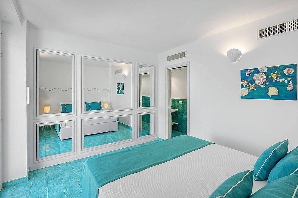 Villa Irta: A bright and sunny two-story villa built sheer above the sea, with Free Wi-Fi. in Torca, Neapel Provinz