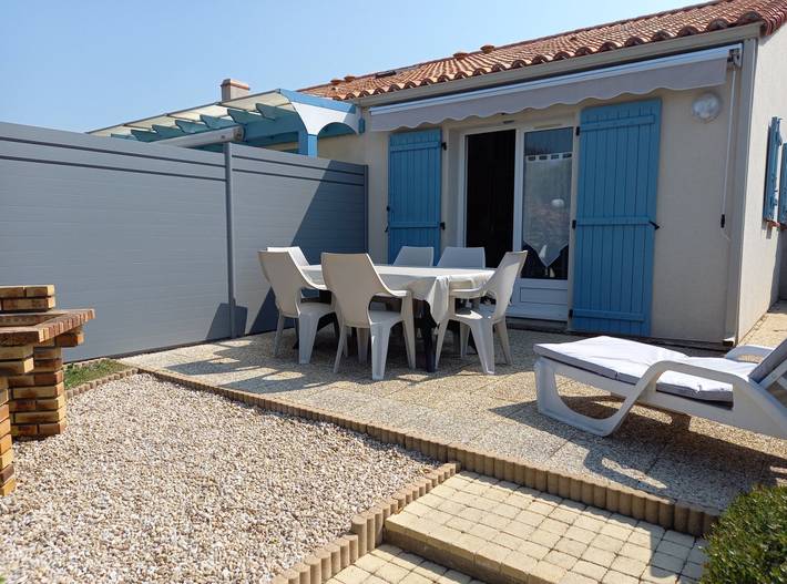 Gîte pour 4 personnes, avec piscine et terrasse