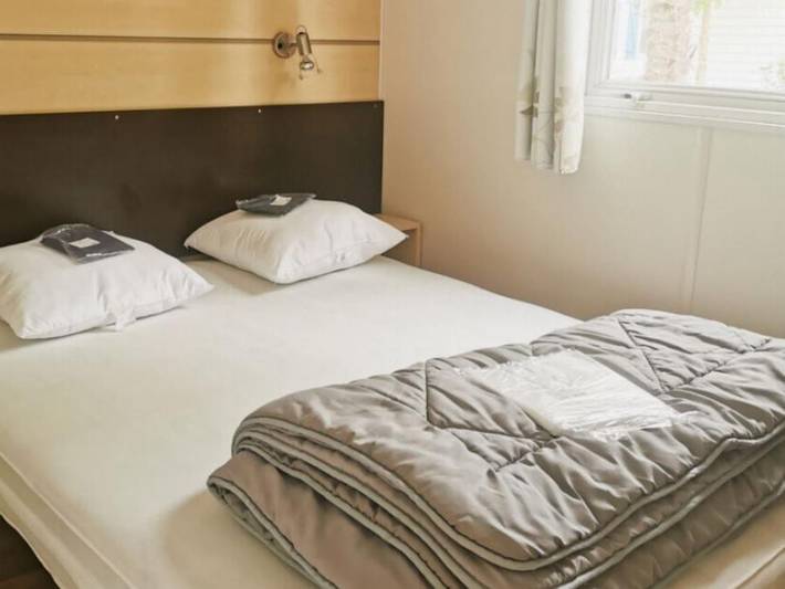 Camping Paradis - Les Palmiers - Mobilheim 4 personen - Mh 2 Ch Komfort 4pers + Halbüberdachte Terrasse in Saint-Philibert, Côte des Mégalithes