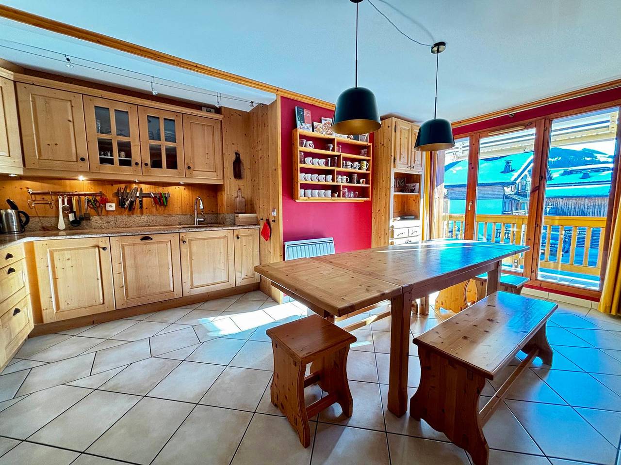 Apartamento entero, Apartamento amplio de 4 habitaciones en el centro del pueblo con Wifi y parking in Notre-Dame-de-Bellecombe, Albertville region