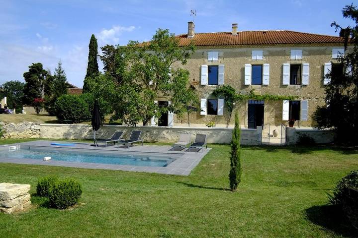 Location de vacances pour 14 personnes, avec piscine ainsi que vue et jardin à Biran