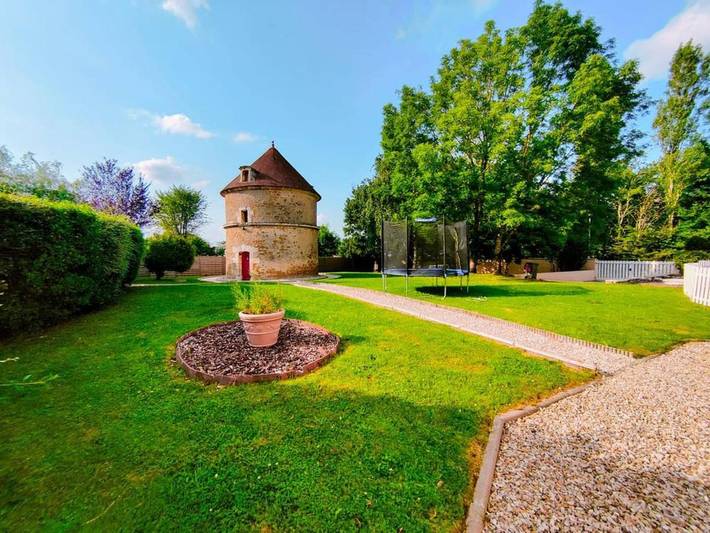 Location de vacances pour 10 personnes, avec Jacuzzi et Terrasse ainsi que Jardin et Piscine à Venoy