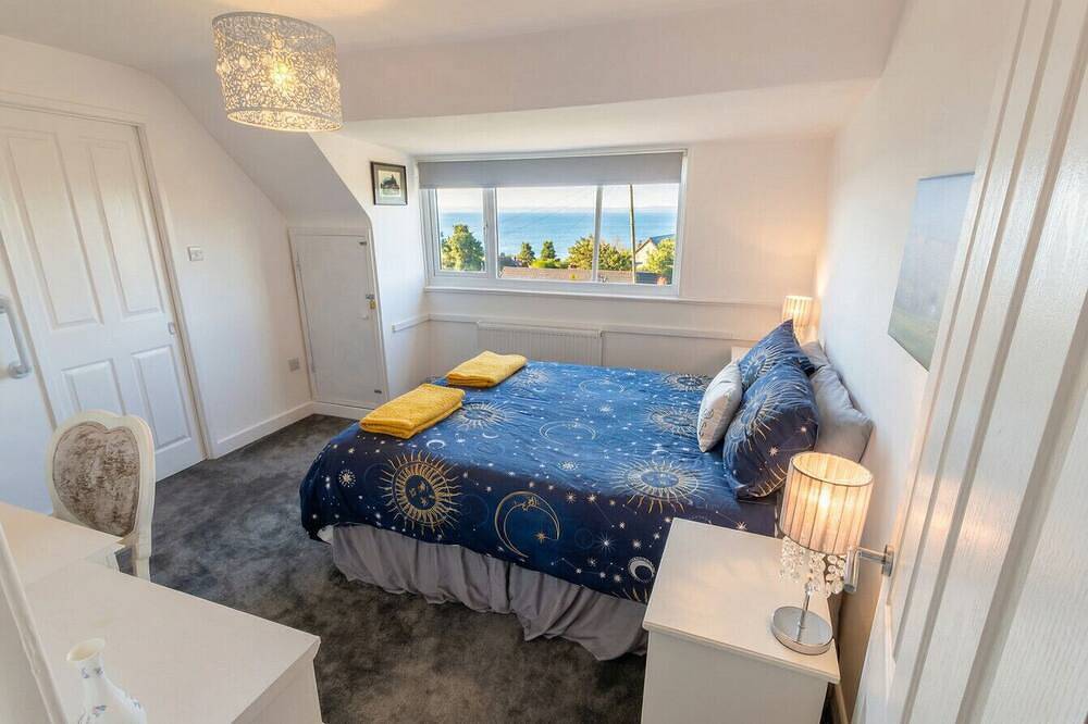 Beach opposite, panoramic sea views and a garden bar to enjoy in Fareham, Hampshire