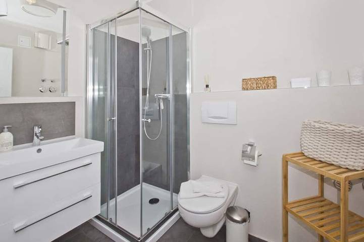 Ganze Wohnung, Zentrale FeWo mit Balkon, Schwimmbad- und Saunanutzung - Villa Buskam FeWo 22 - in Göhren, Rügen
