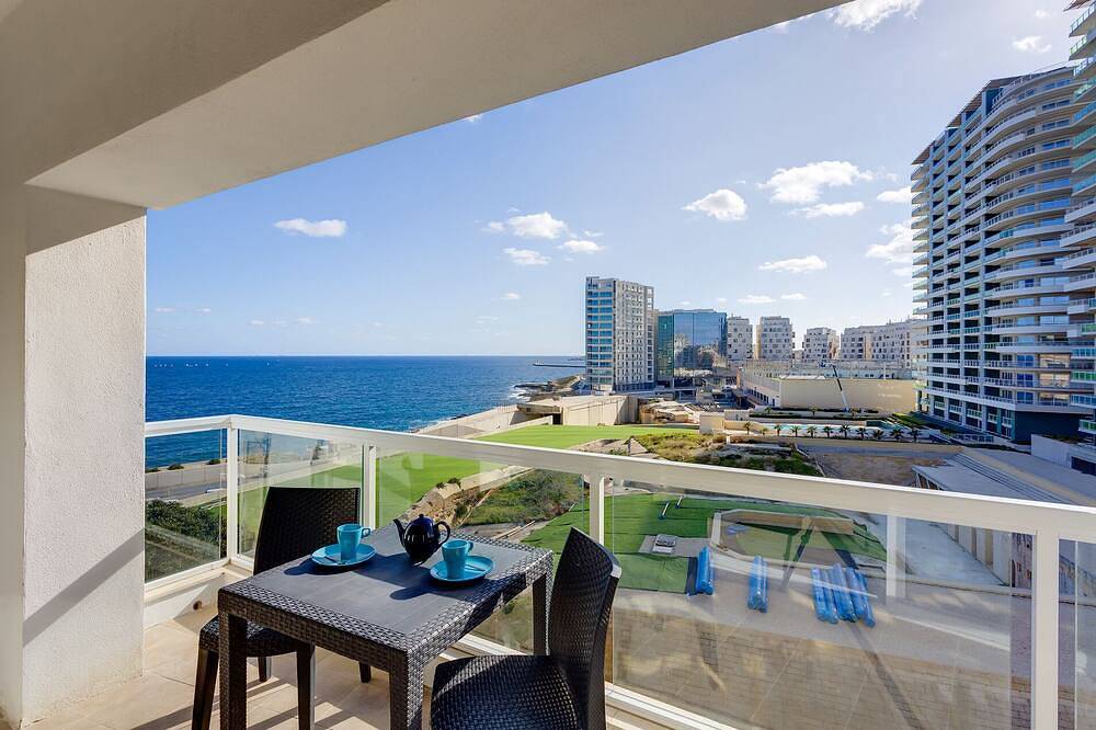 Geheel appartement, Modern appartement met zeezicht op een toplocatie in Sliema, Malta