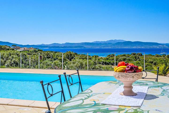 Ferienhaus mit Meerblick für 6 Personen, mit Balkon und Terrasse sowie Garten und Pool