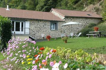 Gîte pour 10 personnes, avec piscine à Massiac