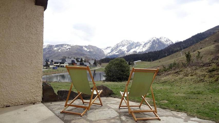 Chalet pour 6 personnes, avec piscine et vue ainsi que terrasse et jardin, adapté aux familles